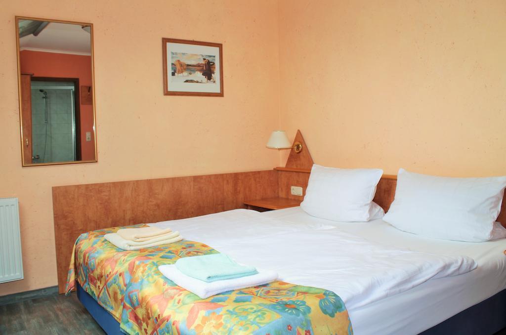 Garni Zum Adler Hotel Gensingen Quarto foto