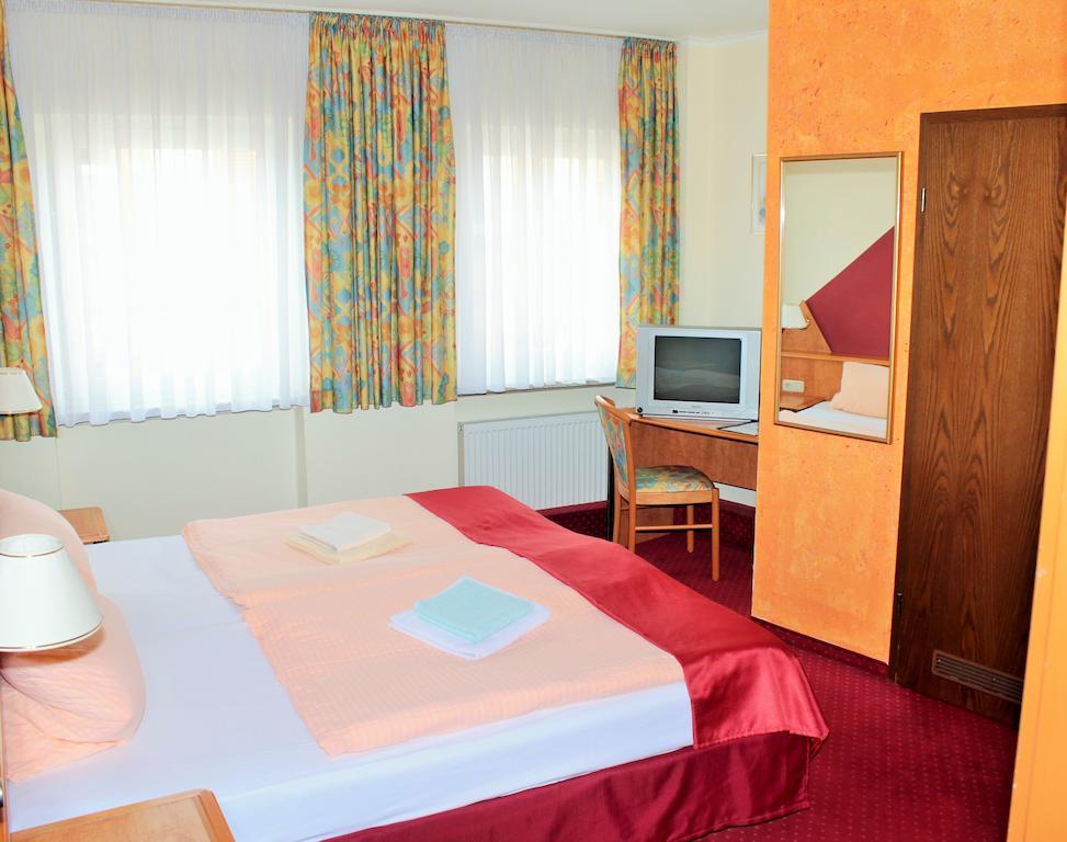 Garni Zum Adler Hotel Gensingen Quarto foto
