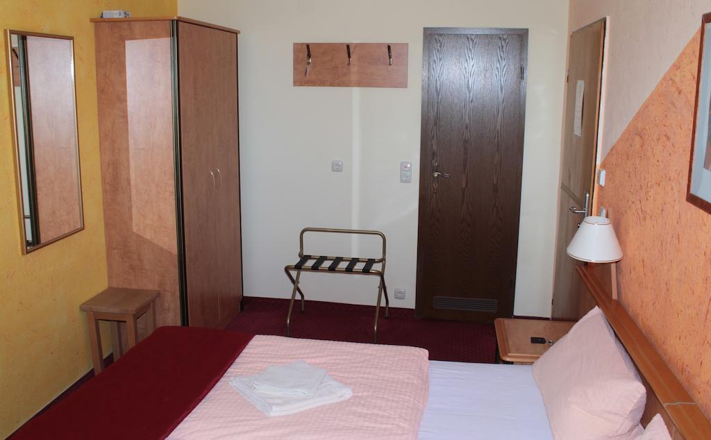 Garni Zum Adler Hotel Gensingen Quarto foto