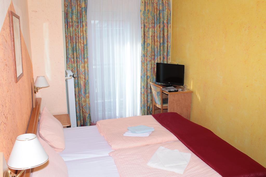 Garni Zum Adler Hotel Gensingen Quarto foto