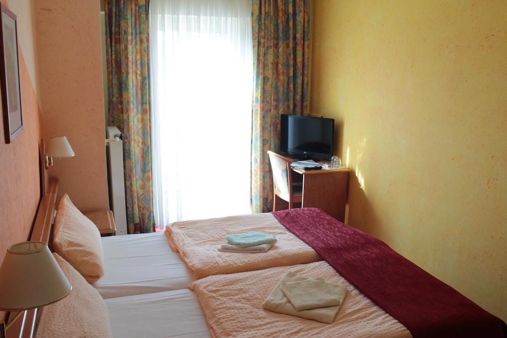 Garni Zum Adler Hotel Gensingen Quarto foto